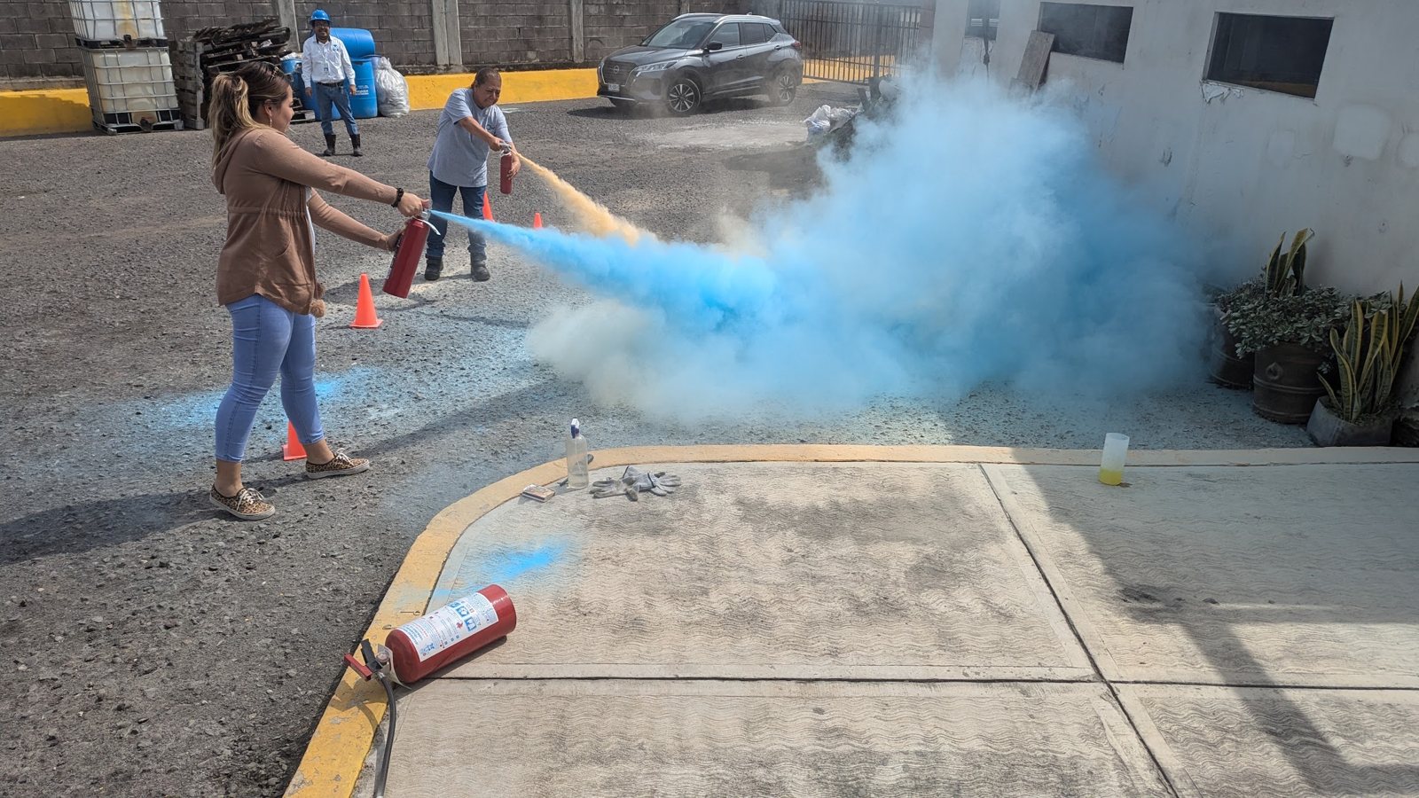 Práctica de uso de extintores en un curso de seguridad industrial