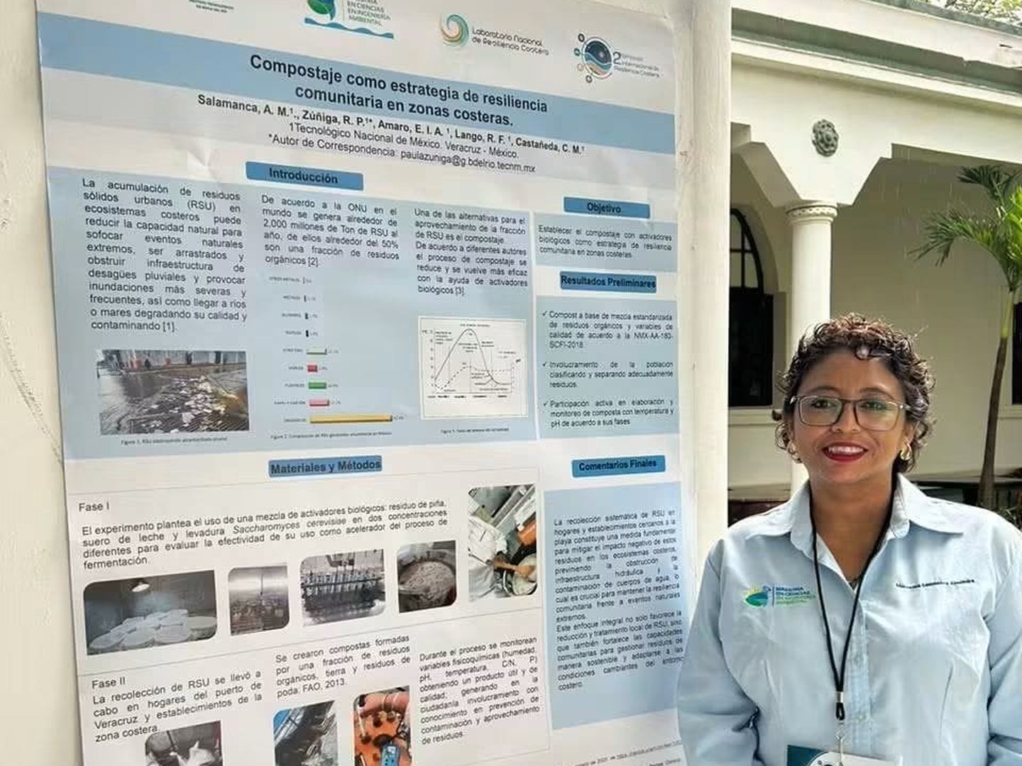 Instructora de QHSE México junto a un cartel de investigación en una jornada técnica