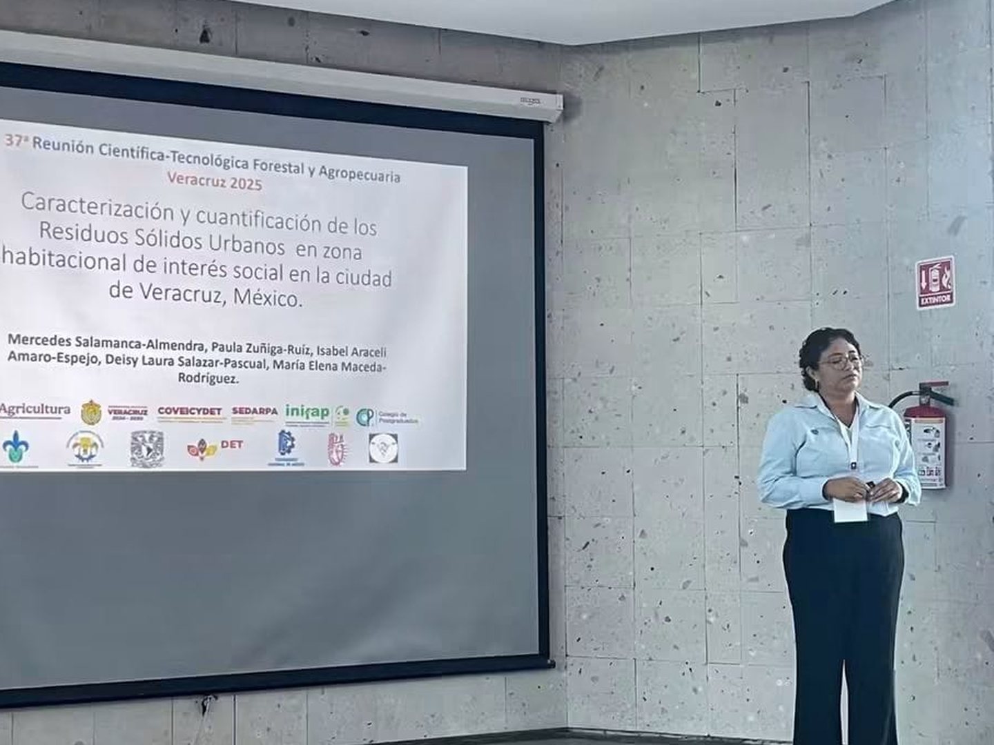Instructora de QHSE México durante una ponencia sobre residuos sólidos urbanos