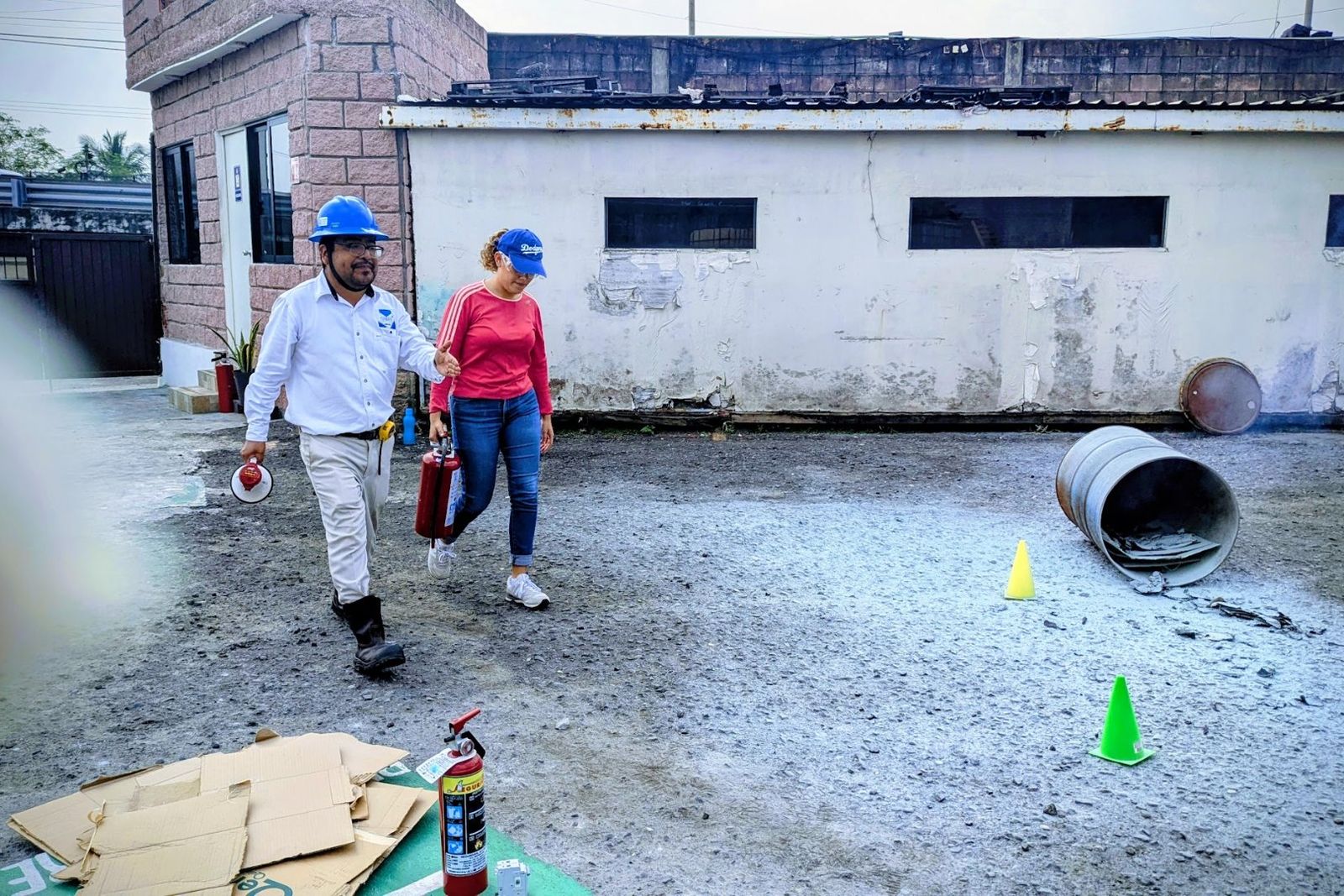 Práctica de uso de extintores en una capacitación de QHSE México